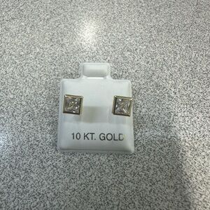 10 KT Gold Stud Earrings